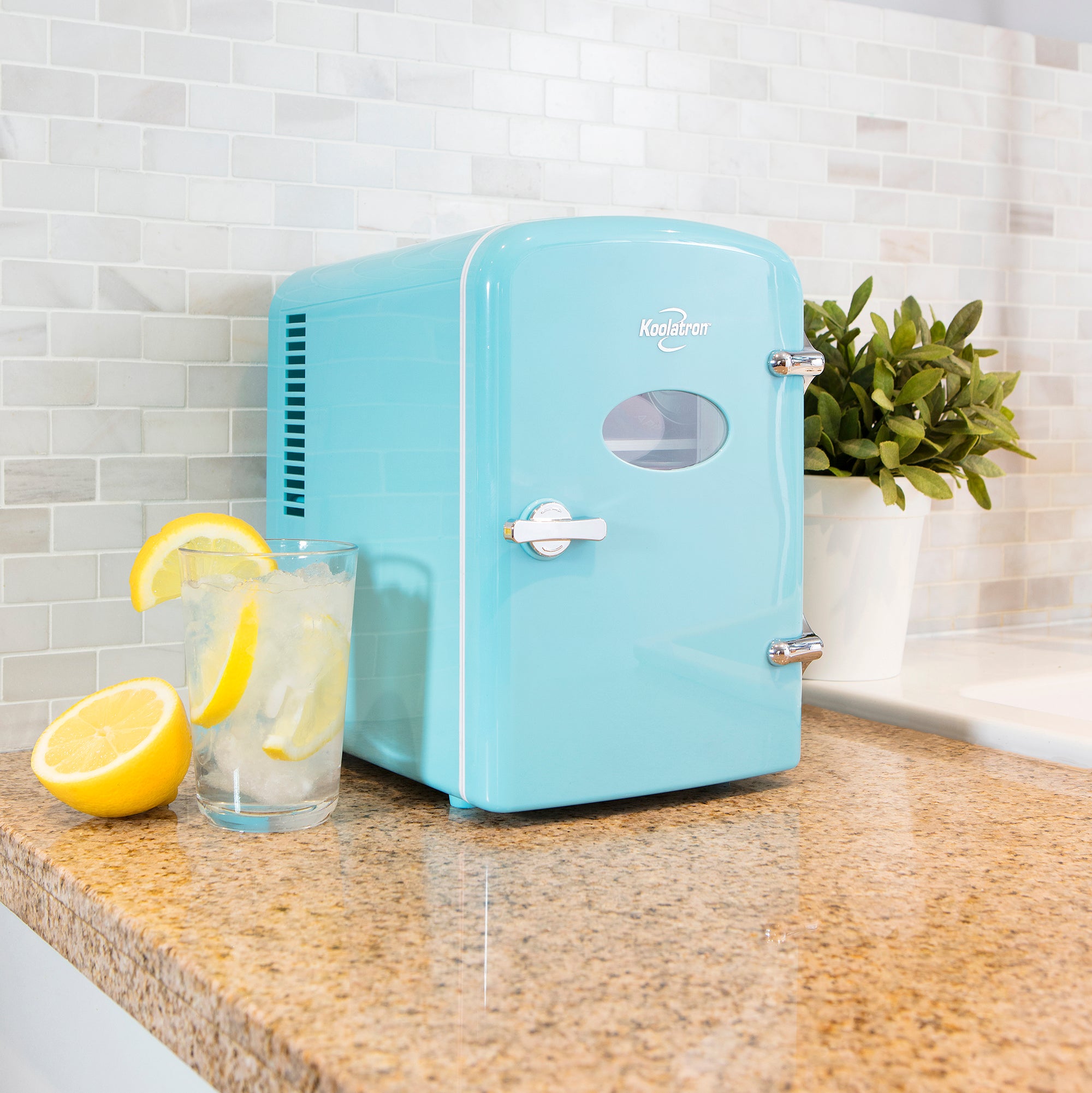 Retro Mini Fridge For Bedrooms 4L Small Fridge 6 Can Table Top Fridge Quiet Mini Fridges For Skincare Food Drink 12v Portable Cooler Warmer